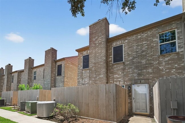Building Photo - 3102 Holly Hall St