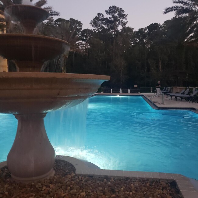 Foto del edificio - 945 Registry Blvd