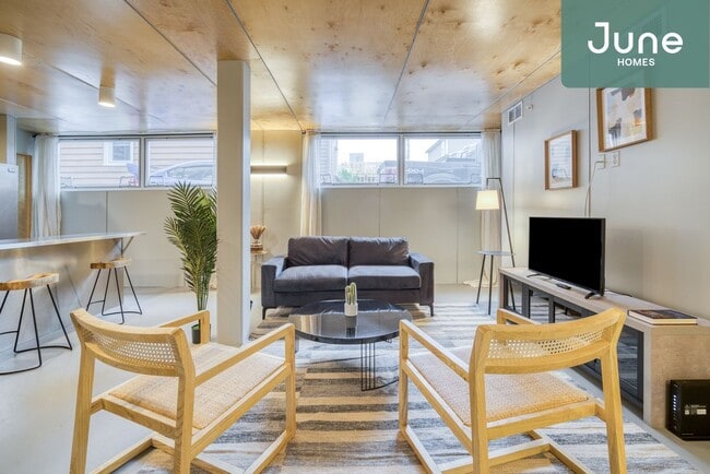 Building Photo - Full room in 6-bed/6.0-bath Home