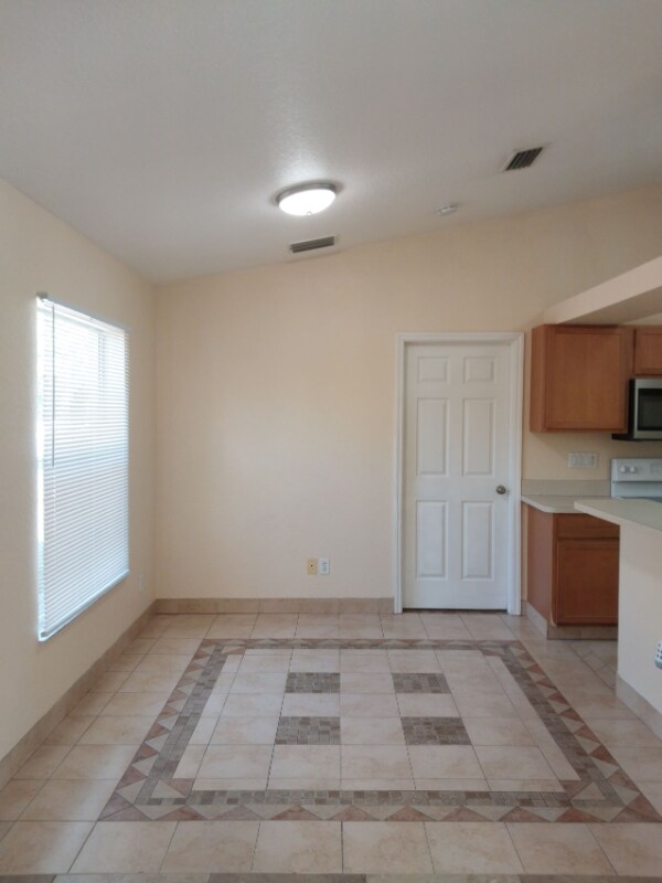 Foto del edificio - 6886 Babbit Ave