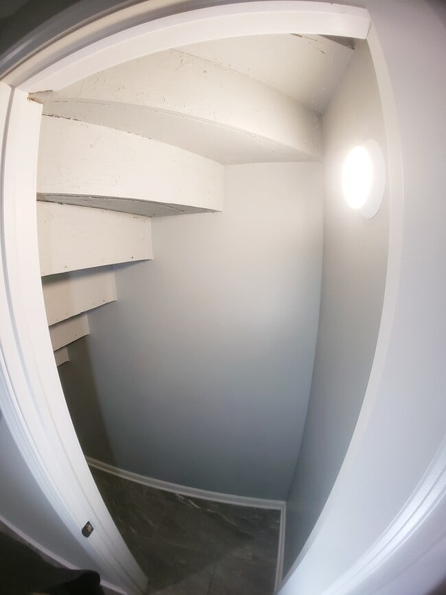 Building Photo - 5134 W Henderson St