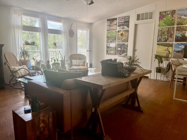 Foto del edificio - 204 Lakeshore Dr