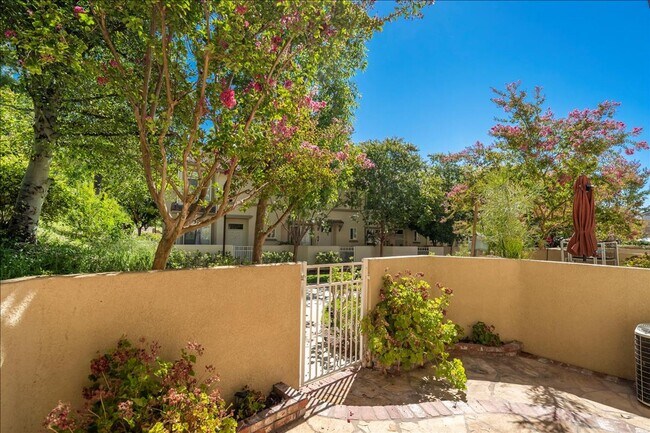 Building Photo - Stevenson Ranch Townhome!  3+2.5+ Loft!  2...