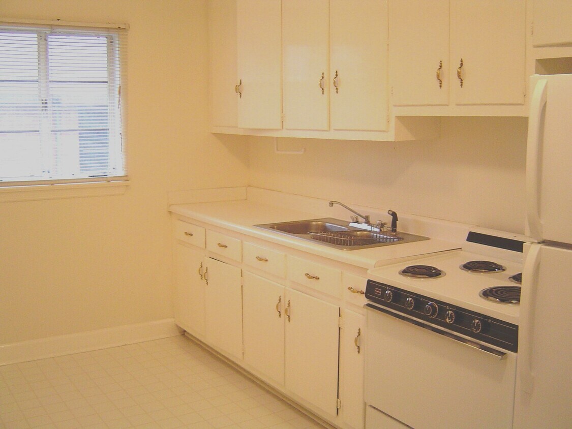 Kitchen - 408 Airport Rd