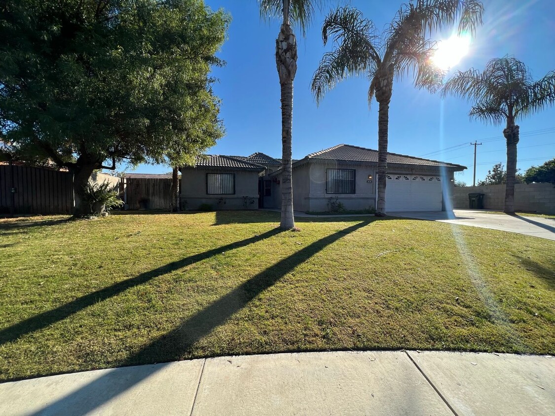 Primary Photo - 4/2 bath, big yard, with 2 living rooms