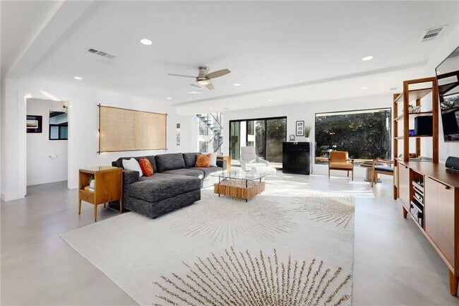 Foto del edificio - 5809 Lookout Mountain Dr