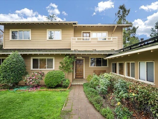 Building Photo - Charming Two-Story Home with Amazing Views...