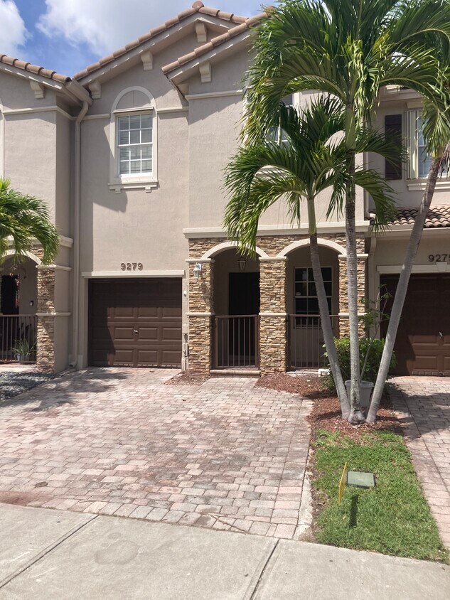 Foto principal - 9279 SW 219th St
