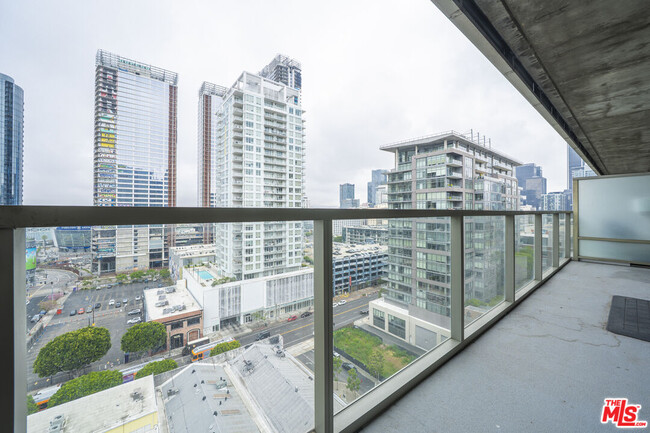 Foto del edificio - 1155 S Grand Ave