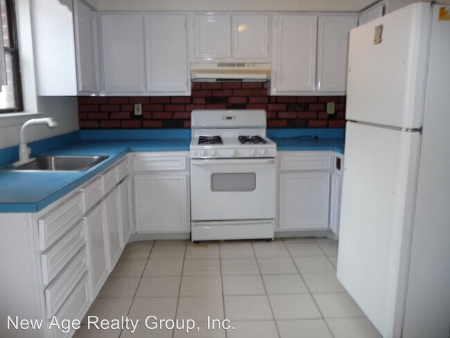 Building Photo - 3 br, 1.5 bath House - 4627 Regent Street
