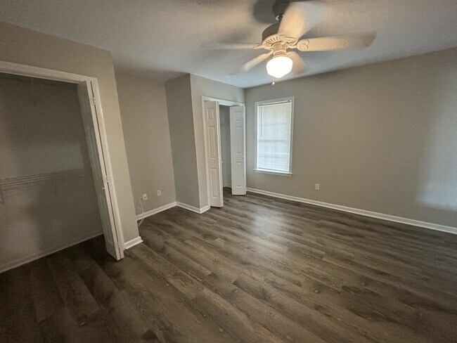 Building Photo - AVAILABLE FOR RENT - 216 Autumn Ridge Driv...