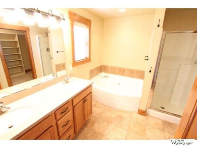 Building Photo - Gorgeous Townhouse!