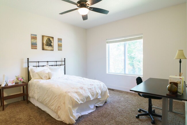 Foto del edificio - $300 SIGNING BONUS! 3 Bedroom Townhome Ava...