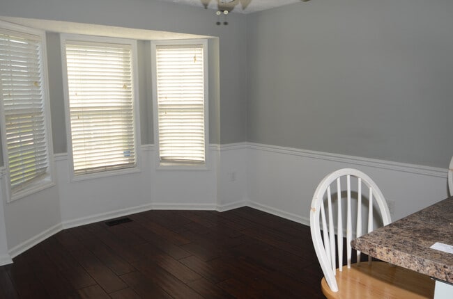 Building Photo - HUGE DETACHED GARAGE with 12' Door! 3 Bed/...