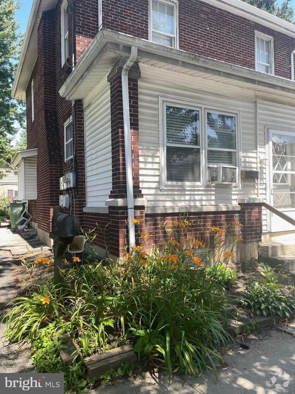 Building Photo - 425 7TH St