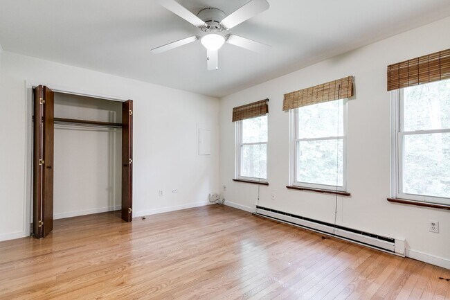 Foto del edificio - CHARMING 3-BEDROOM CEDAR SIDED RANCH HOUSE -Available