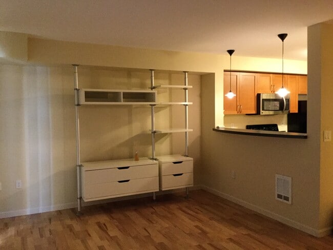 Building Photo - Beautiful Studio in Downtown Bellevue!