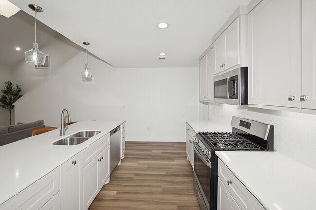 Building Photo - Furnished