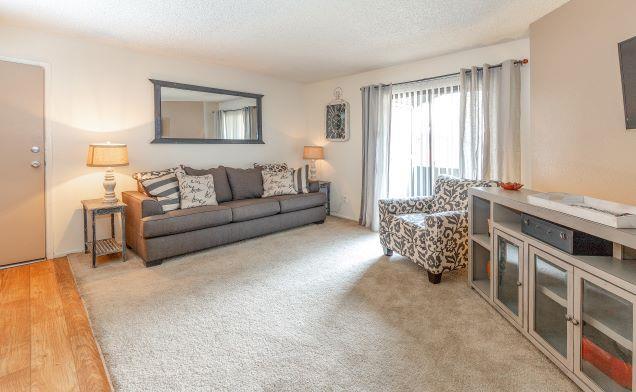 Sala de estar moderna - Ranchwood Apartments