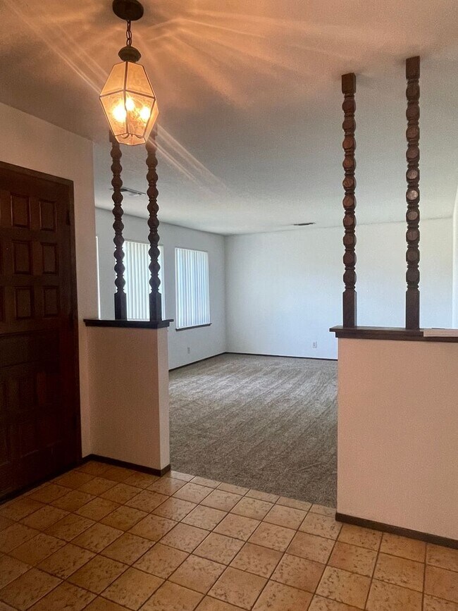 Building Photo - SPACIOUS 3 BED 2 BATH WITH A FAMILY ROOM A...