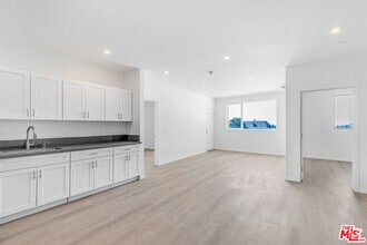 Building Photo - 1227 N Berendo St