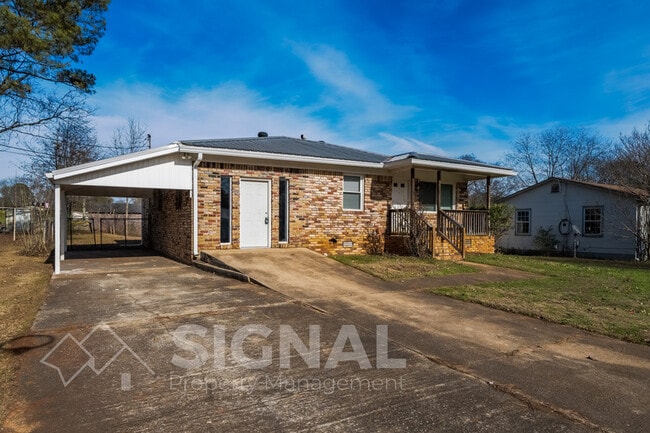 Building Photo - 2425 Circle Dr