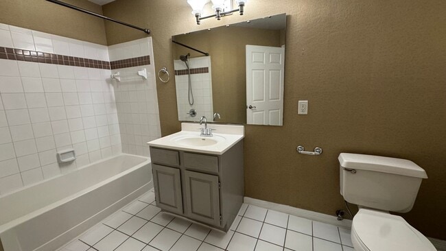 Building Photo - Welcome to Your Ground Floor 1 Bed, 1 Bath...
