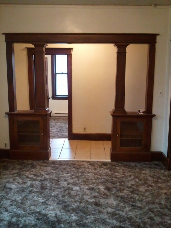 Building Photo - 332 N 21st Ave W