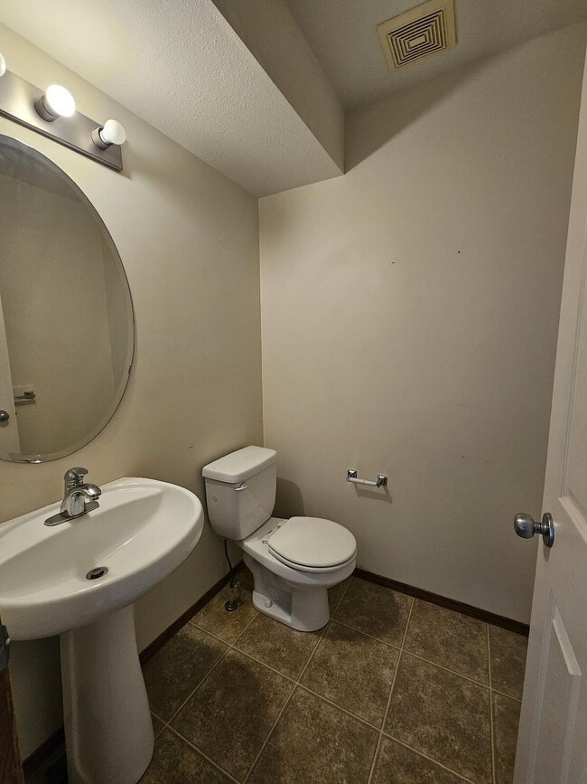 Building Photo - Townhouse in Lacombe