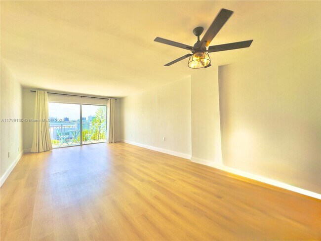 Foto del edificio - 2233 Calais Dr