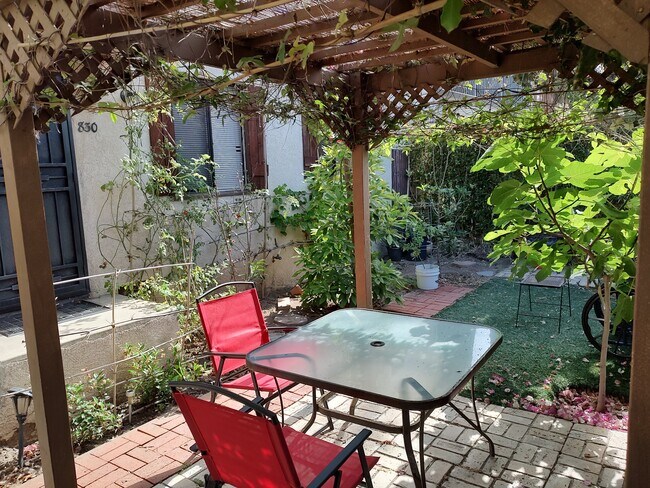 Hermoso jardín delantero. Urbanización privada y cerrada. - 830 Island Ct