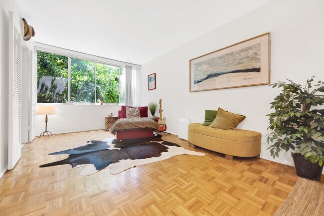 lounge area and can be home office - 5301 Balboa Blvd