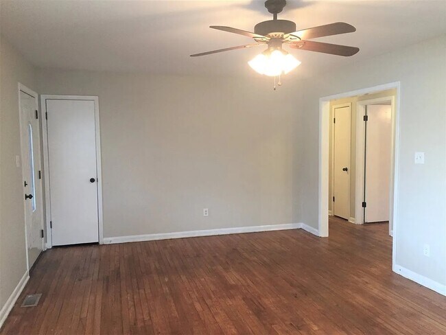 sala de estar/puerta principal - 407 Collins Ave