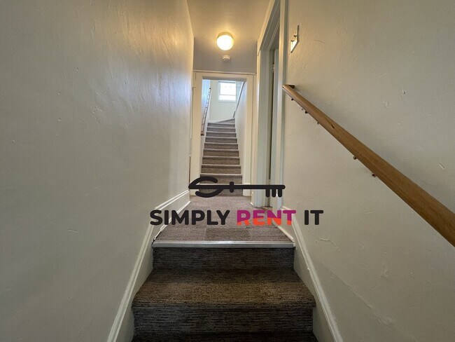 Building Photo - 2 and 3 Bedroom Duplex on Campus Available...
