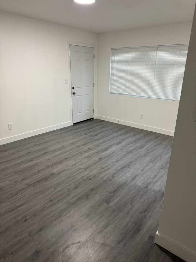 Foto del edificio - 583 W 16th St