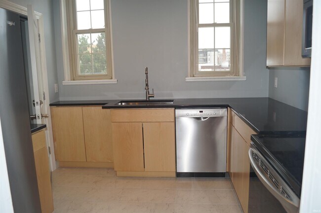 Foto del edificio - 303 S Washington St