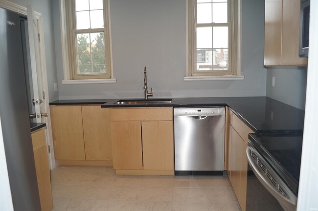 Building Photo - 303 S Washington St