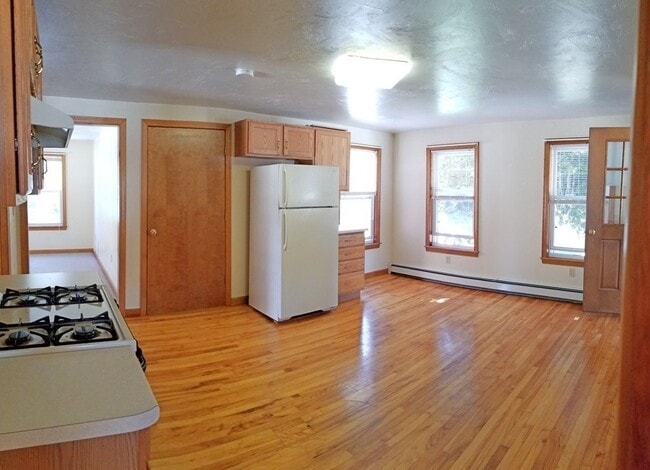 Building Photo - 6 Pond St