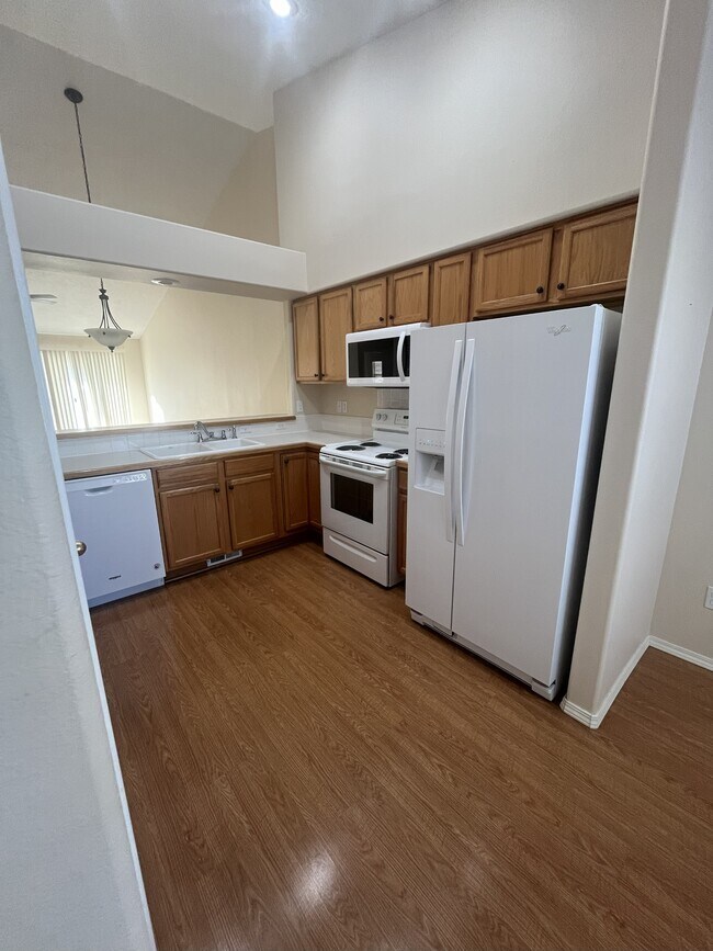 Foto del edificio - 2645 N Englewood Way