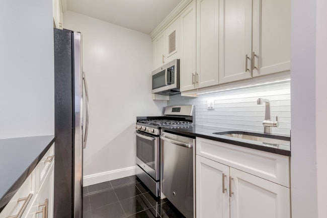 Building Photo - 22 W 64th St