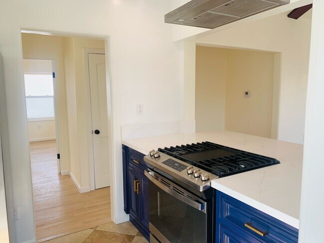 Building Photo - 3521 S Victoria Ave