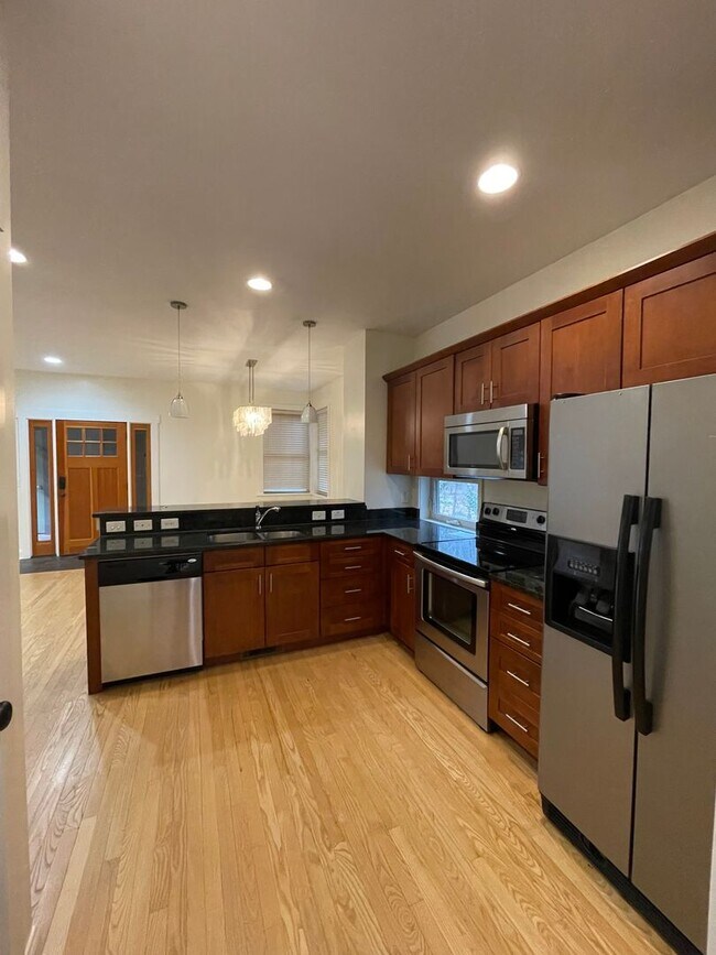Building Photo - Super Convenient Kenilworth Location! 3 Be...