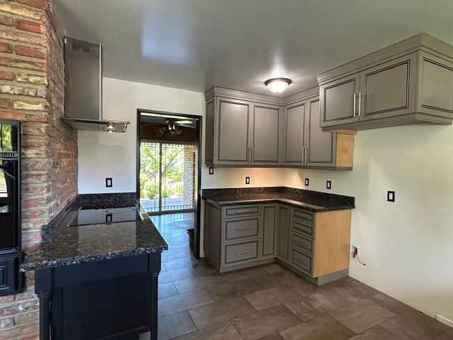 Building Photo - 105 Lemon Hill Drive - Your Get Away Home!!