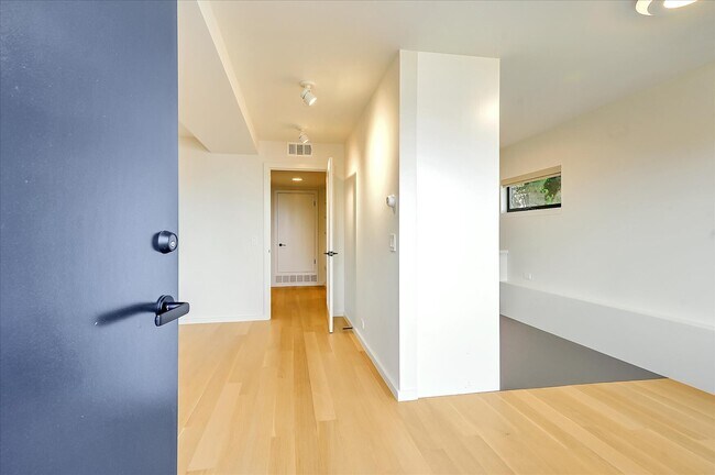 Building Photo - 16 Laidley St
