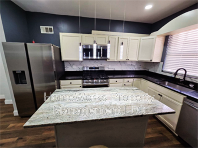 Building Photo - 2618 Llewelyn Ave