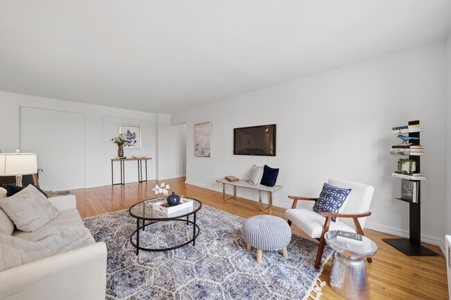 Luminoso salón con suelos de madera noble y acceso directo a un balcón con vistas al río Hudson. - 555 Broadway