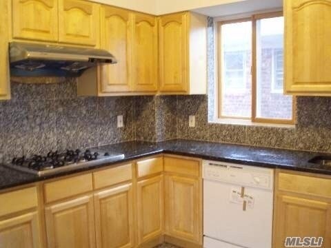 Foto del edificio - 57-23 246th Pl