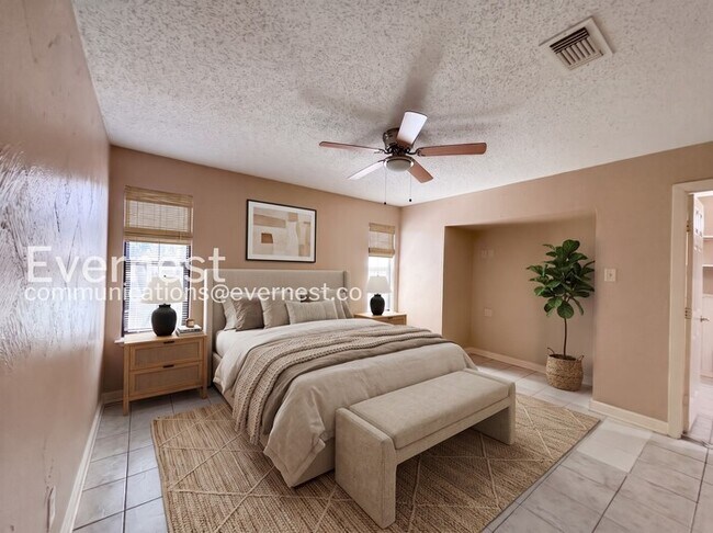 Foto del edificio - 3 Bed, 2 Bath Home with Fenced Yard & Garage / Pet-Friendly / Available Now!