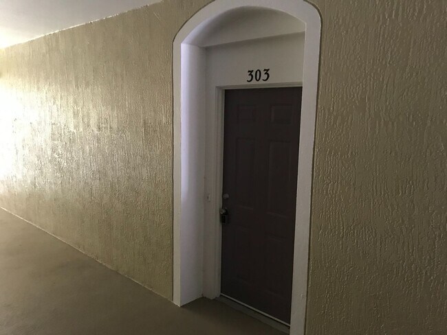 Building Photo - Must-See 3 Bedroom / 2 Bathroom Condo in B...
