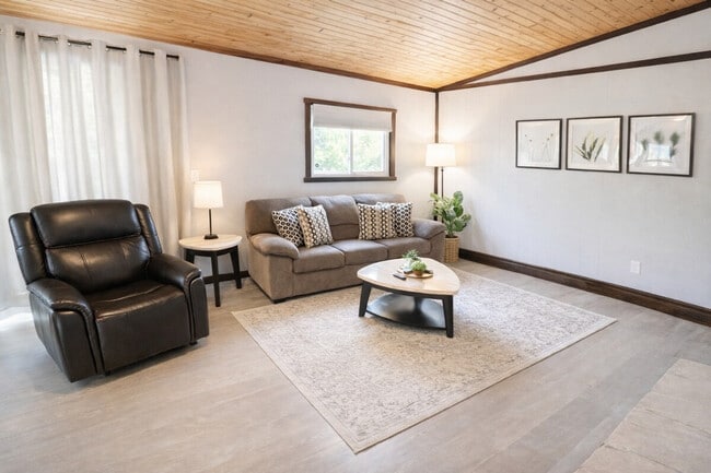 Foto del edificio - 14926 E 10 Mile Rd